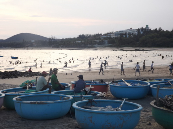 Bình[-]Thuận:“Biển[-]xanh[-]-[-]Cát[-]trắng[-]-[-]Nắng[-]vàng”